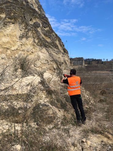 Plaatselijk zijn extra holletjes geboord in de mergelwanden en is vegetatie op de wanden verwijderd