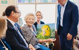 HRH Princess Beatrix, patron of the DCNA’s, receives an artwork made by local artist Armando Goedgedrag.