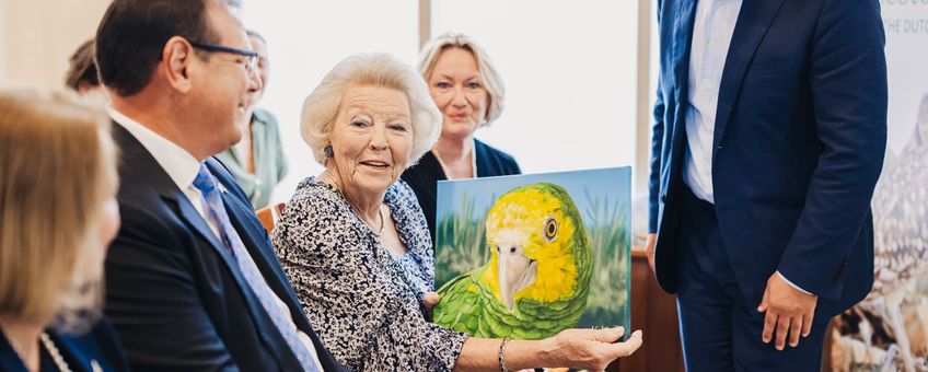 HRH Princess Beatrix, patron of the DCNA’s, receives an artwork made by local artist Armando Goedgedrag.