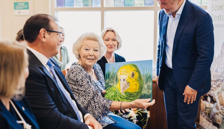 HKH Prinses Beatrix, DCNA’s beschermvrouwe, ontvangt een kunstwerk van lokale kunstenaar Armando Goedgedrag