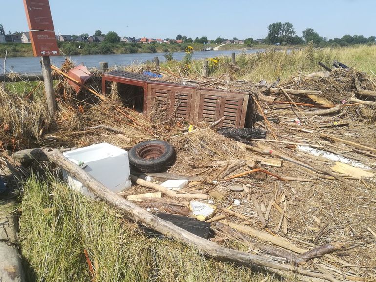 Macroplastic tussen het afval op de oevers van de Maas na de overstroming in 2021