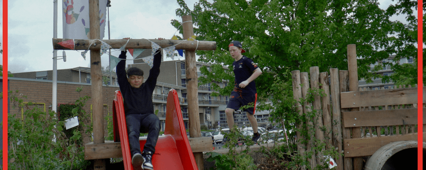 Kinderen spelen op greonblauw schoolplein