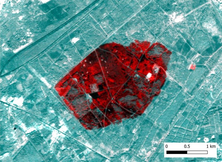 Twee NIR-satellietbeelden van 25 en 30 april over elkaar heen geprojecteerd, zodat het gebied waar de natuurbrand heeft gewoed duidelijk zichtbaar wordt