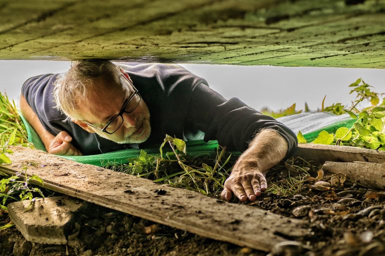 Otterspotter Hans Blom op zoek naar sporen