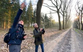 Broedvogeltellers in opleiding tijdens een praktijkochtend