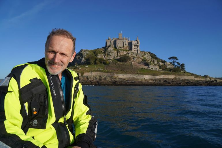 Bram Couperus op onderzoeksschip de Tridens tijdens het blauwe wijtingonderzoek van 2022, bij Mount St. Michael, Penzance