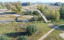 Rivieren-recreatie. brug bij Nijmegen