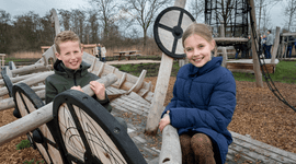 Kinderburgemeesters Yanaika Valentijn en Lars Kompier proberen de nieuwe speeltuin al even uit