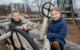Kinderburgemeesters Yanaika Valentijn en Lars Kompier proberen de nieuwe speeltuin al even uit