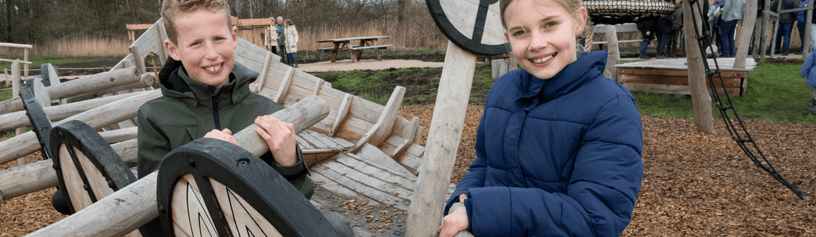 Kinderburgemeesters Yanaika Valentijn en Lars Kompier proberen de nieuwe speeltuin al even uit