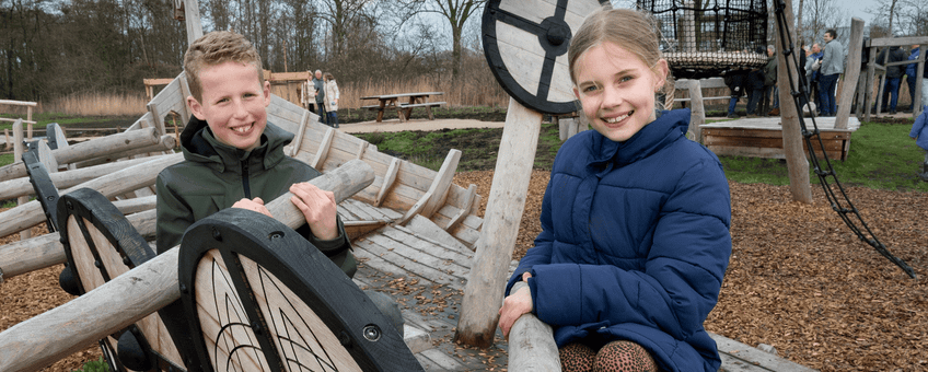 Kinderburgemeesters Yanaika Valentijn en Lars Kompier proberen de nieuwe speeltuin al even uit