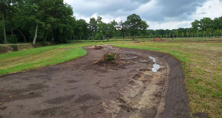 Aanleg nieuwe ondiepe slenk om water langer vast te houden