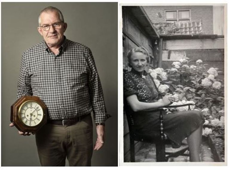 Anna’s neef Bert Diender met de klok van het vissersschip van zijn voorouders en Anna in de tuin van haar huis in de Schokkersbuurt in Kampen