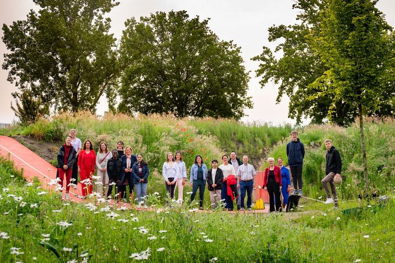 Leerlingen van het Stedelijk College Eindhoven op het nieuwe groene schoolplein