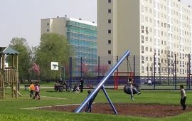 Gids Gezonde Leefomgeving Spelende kinderen bij flat