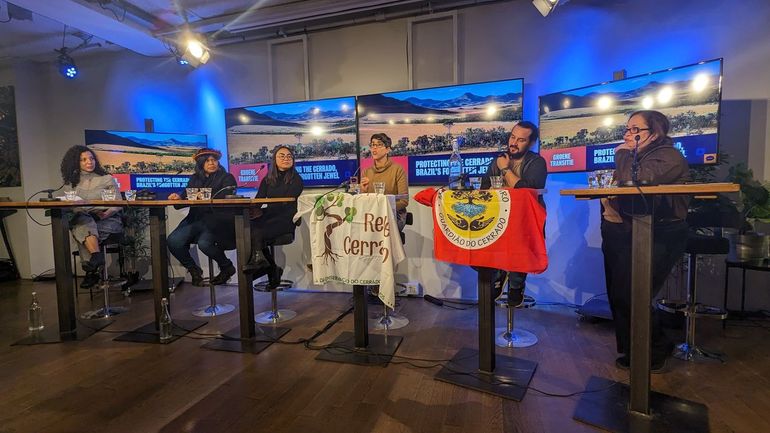 Eliane Xunakalo, Bianca Nakamato, Isabel Figueiredo en Samuel Caetano tijdens de bijeenkomst over de Cerrado in Pakhuis de Zwijger in Amsterdam