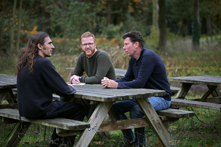 Joost Vogels (links) en Marijn Nijssen (rechts) van het kennisnetwerk OBN doen onderzoek naar de effecten van stikstof in schrale milieus in ons land