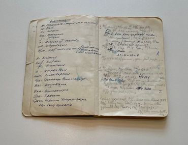 Het eerste veldboekje van het NIOO uit 1955, met de allereerste waarnemingen van het nestkastonderzoek.