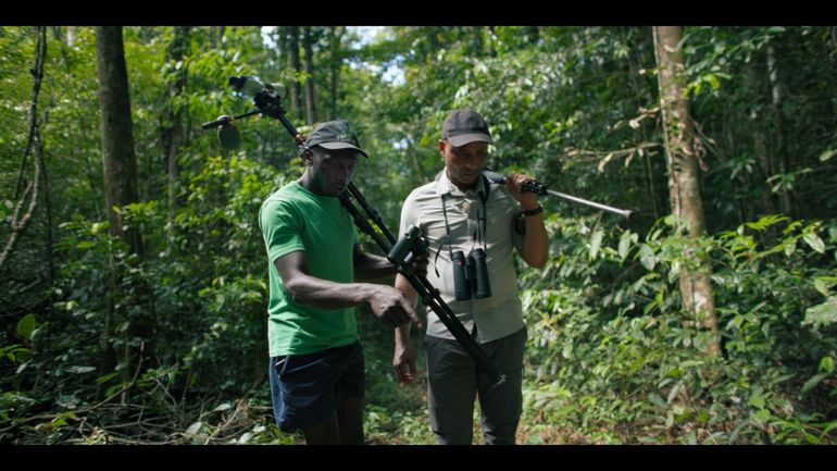 Humberto Tan en Fred Pansa zien jaguarprints in het Surinaamse bos