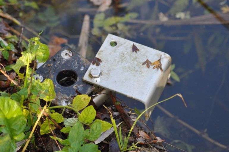 Met een spindel kan een duiker die onder het dijkje doorloopt handmatig gesloten of geopend worden. Bij langdurige droogte, of wanneer wenselijk, kan Arjan het vastgehouden water weer vrijlaten om de naburige stukken weiland en natuur van water te voorzien