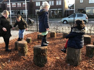 Spelende kinderen op het vergroende schoolplein