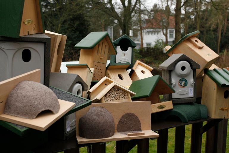 Vogelbescherming verkoopt nestkasten in alle soorten en maten. Daarmee komen vogels de winter door!