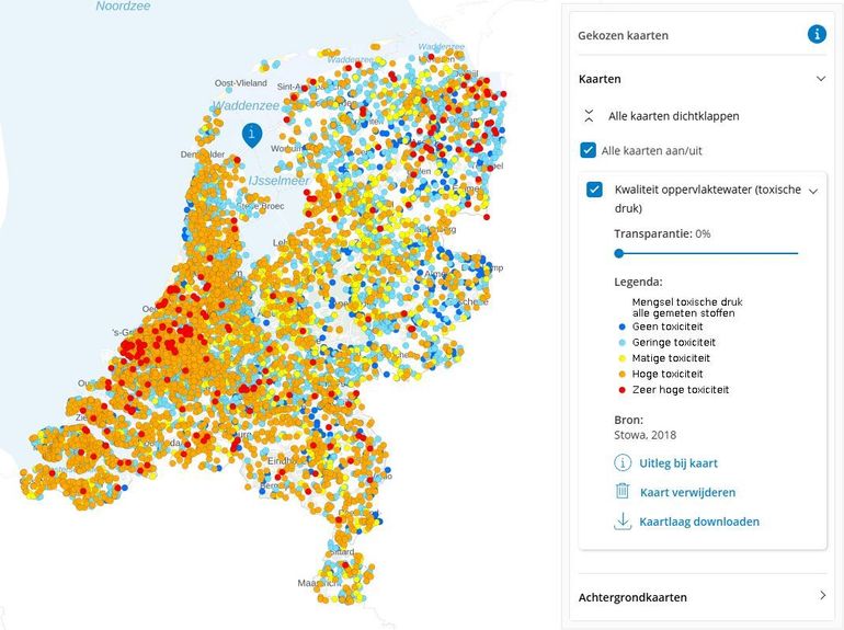 Het effect van giftige stoffen op het leven in en rond het water in de Nederlandse rivieren en meren. Op de plek van de rode bolletjes heeft het waterleven heel veel last van giftige stoffen. De toxische druk is daar zeer hoog. Hierdoor kan het aantal soorten dieren en planten afnemen, of zelfs verdwijnen. Het waterleven is een graadmeter voor de waterkwaliteit