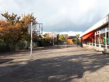 Schoolplein in Budel krijgt meer groen