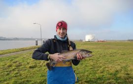 PhD-student Melanie Meijer zu Schlochtern onderzoekt hoe grote trekvissen zoals Atlantische zalm de Haringvlietsluizen kunnen passeren. (eenmalig exclusief WMR)