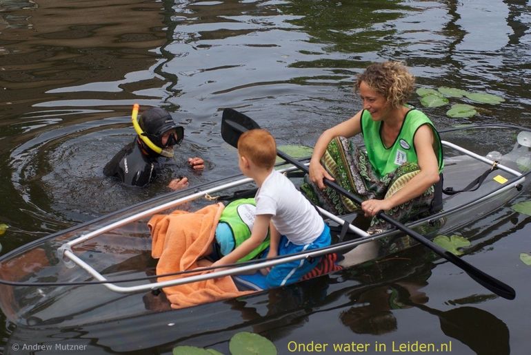 Doorzichtige kano met Aaf Verkade snorkelend