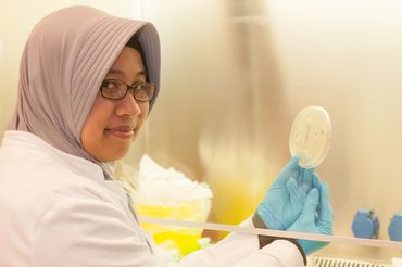 PhD student Richa Kusuma Wati holding a disc diffusion plate