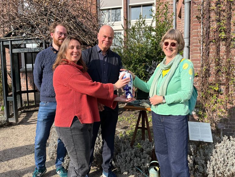 Medewerkers van de Hortus en Gijs Assmann nemen de Joke &rsquo;t Hart-prijs in ontvangst