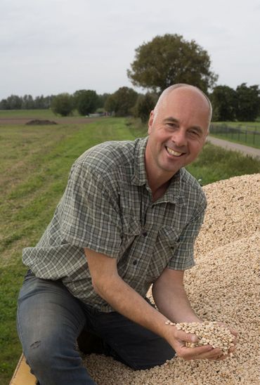 Andr&eacute; Jurrius met zijn lupineboontjes