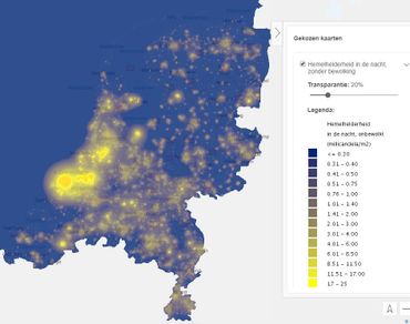 Hemelhelderheid in nacht zonder bewolking