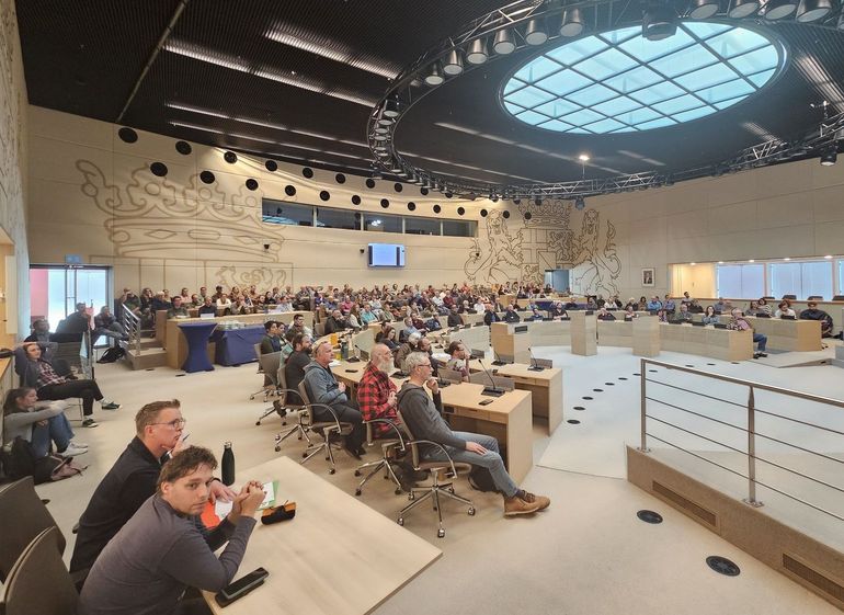 Een zaal vol luisteraars tijdens de VLEN-dag 2024