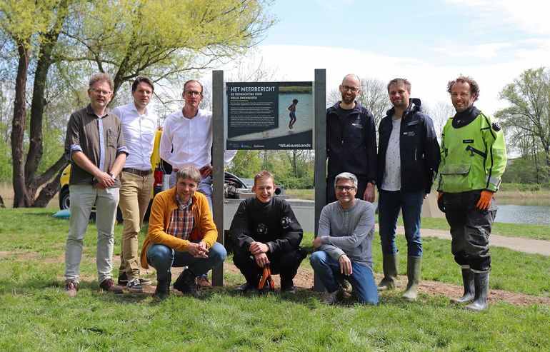 Het Meerbericht-team, met rechts naast het bord Dedmer van de Waal