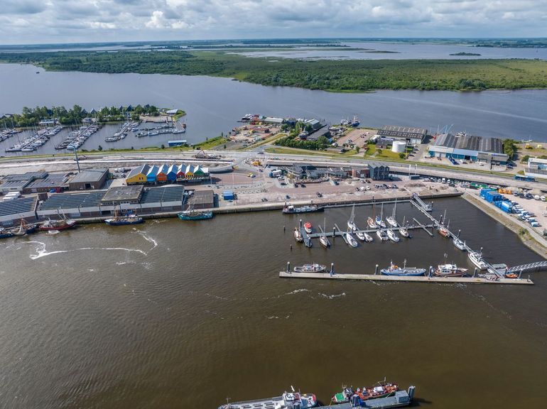 De haven te Lauwersoog en het Lauwersmeer erachter