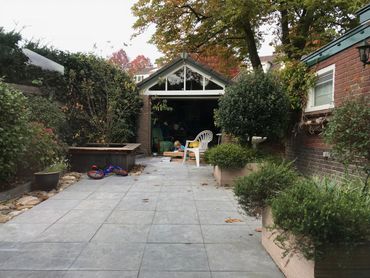 Kleine, hete, betegelde stadstuin
