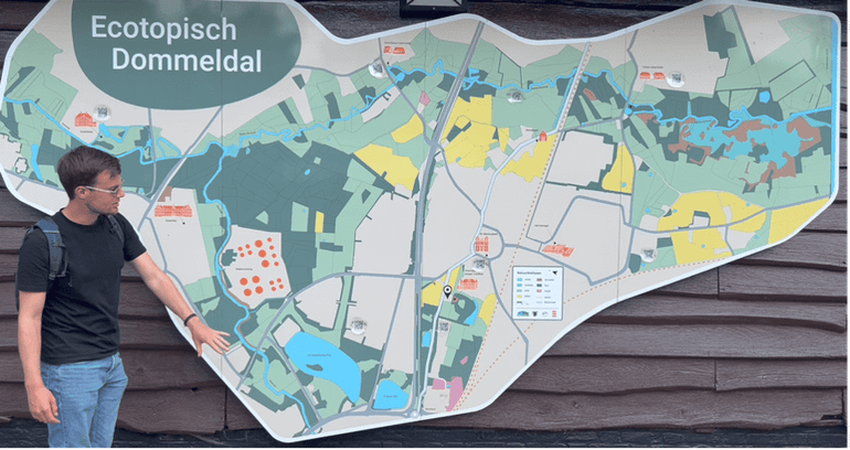 Dion van Staveren (Stichting Bargerveen) geeft uitleg over de ecologische en hydrologische samenhang in het Dommeldal