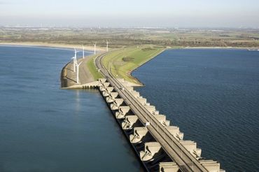 In 2016 werden de gebieden NLDelta Biesbosch-Haringvliet en De Hollandse Duinen verkozen tot nationale parken van wereldklasse. De provincie werkt met partners aan toegankelijkheid en beleefbaarheid van deze gebieden