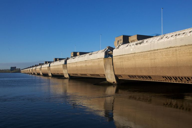 De Haringvlietsluizen zijn voor veel vissoorten nog altijd een onneembaar obstakel naar het leefgebied áchter de dam