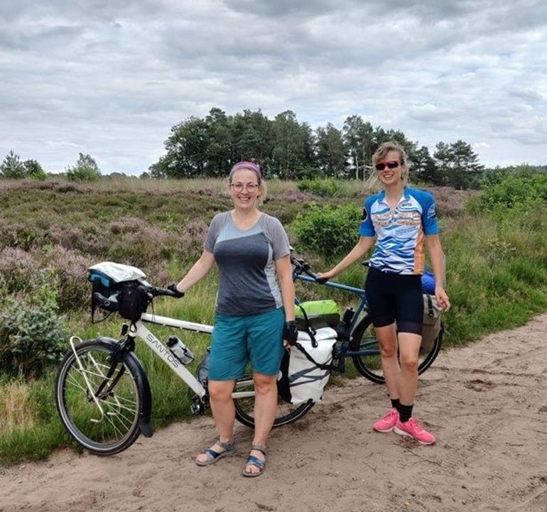 Marijn en Eline op de fiets