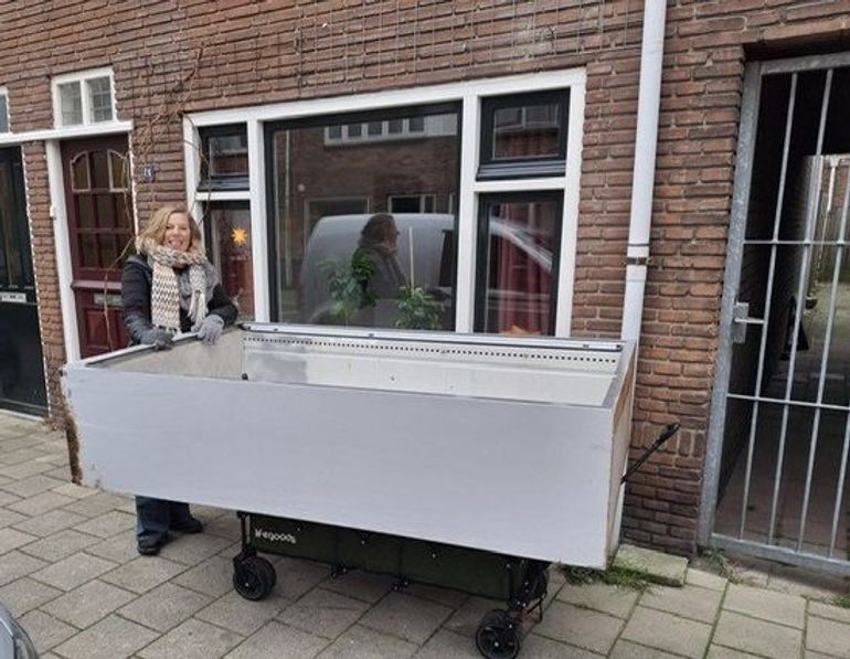 Atlas-redacteur Jeannine kocht deze kast voor een tientje op Marktplaats. Het motiveerde meteen om de schuur op te ruimen, want hoewel heel groot, paste niet alles erin. De kast paste wel op de bolderkar, maar de tocht bleek een kilometer langer te zijn dan Marktplaats en haar vriend voorspelden. Een tientje armer, maar heel veel stapjes rijker