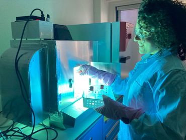 Annalisa Delre doet onderzoek met UV-licht in het lab op Texel