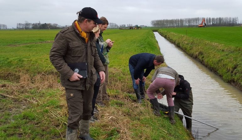 Onderzoek bij een sloot