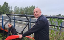 provincie Utrecht Gedeputeerde Mirjam Sterk en hoogheemraad Willem van der Steeg leggen rode loper uit voor otters bij otterpassage