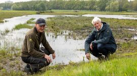 Markus (ecoloog) en Frits (omwonende) bij het kwelwater