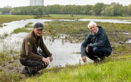 provincie Utrecht Markus (ecoloog) en Frits (omwonende) bij het kwelwater