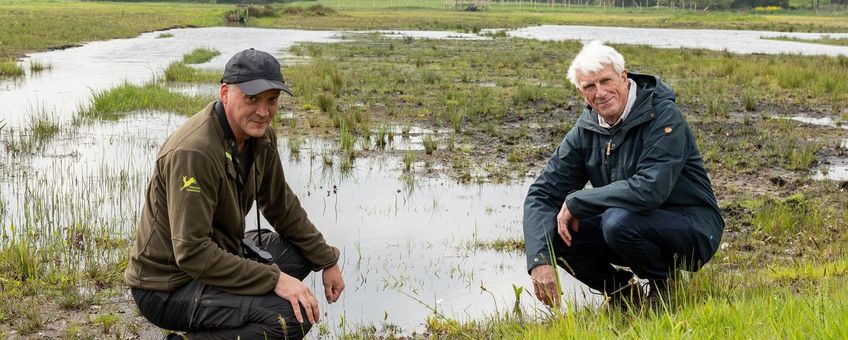 Markus (ecoloog) en Frits (omwonende) bij het kwelwater