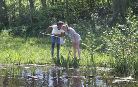 Waterdiertjes vangen GLOBE-leerlingen